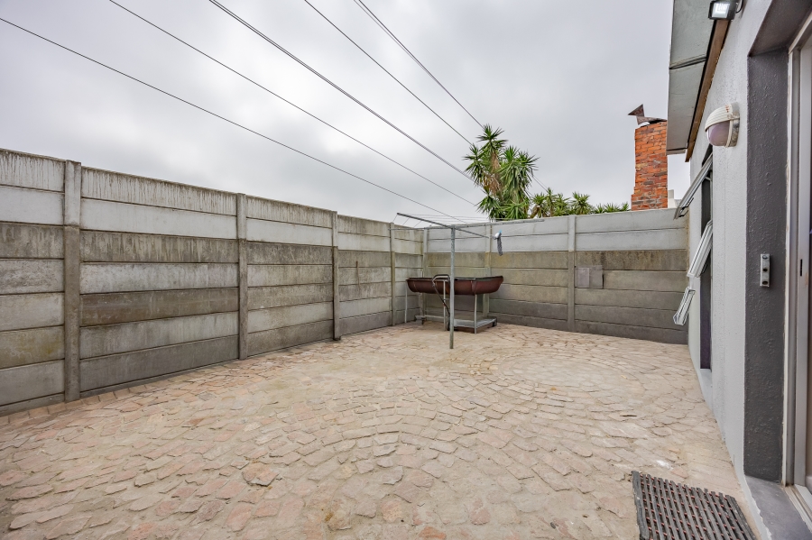 3 Bedroom Property for Sale in Oakglen Western Cape